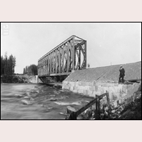 Bro över Indalsälven strax väster om Litsnäsets station troligen då bron är nyuppsatt 1910. Bild från Jamtlis bildarkiv. Foto: Hans Andersson, Gåxsjö. 