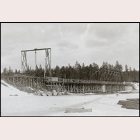 Bro över Långan öster om Litsnäsets station under uppsättning 1910. Bild från Järnvägsmuseet. Foto: Okänd. 