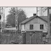 108 B Hedemora våren 1968, en delförstoring av en bild som framför allt visar ett tåg men där stugan kommit med på köpet. Foto: Finn Sellberg. 