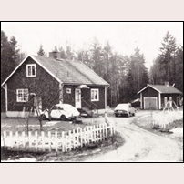 124 Berga, nya stugan den 3 april 1988. Bilden är hämtad ur Bertil Thulin: Borås - Herrljunga järnväg, SJK 1988. Foto: Bertil Thulin. 