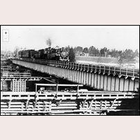 Bro över Indalsälven vid Krokom. Bilden är hämtad från Jamtlis bildarkiv: "Ny järnvägsbro byggdes i Krokom 1926. Här är man klar att flytta den gamla uppströms som i sin tur blir landsvägsbro." Foto: Okänd. 