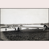 Bro över Indalsälven vid Krokom någon gång mellan 1900 och 1910. Till höger ligger banvaktsstugan 336 > 518 Krokomsbron. Bild från Järnvägsmuseet. Foto: Okänd. 