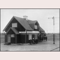 Biskopskulla station på bild från Järnvägsmuseet. Museet anger att bilden är tagen omkring 1900 men eftersom stationen öppnades först 1912 är bilden tagen tidigast då. I Per Rundblad, Uppsala - Enköpings järnväg, SJK skriftserie nr 43 1986 uppges att bilden är tagen 1915. Foto: Okänd. 