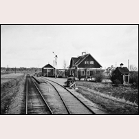 Biskopskulla station 1938. Bild från Järnvägsmuseet. Foto: T. Hallenius. 