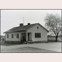 Västerås Norra okänt år. Bortom stationshuset står en helhydraulisk hjulgrävare, sådana förekom knappast före 1960 och bilden är förmodligen tagen långt senare. Foto: Okänd. 