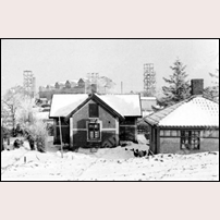 669 Botildenborg troligen på 1950-talet. Bilden visar husets baksida. Till höger står en byggnad med toppigt tak, den kan möjligen vara en äldre banvaktsstuga. MYJ:s första uppsättning banvaktsstugor var av denna typ. Okänd bildkälla. Foto: Okänd. 