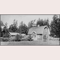 Åbron banvaktsstuga på en bild hämtad ur NOJ:s 50-årsbok 1924.  Foto: Okänd. 