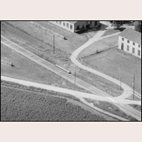 Åbyfors hållplats 1948. En enkel plattform avslöjar var hållplatsen låg. Bilden tagen av AB Flygtrafik, Bengtsfors, från Gävleborgs länsmuseum. Foto: Okänd. 