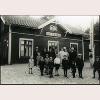 Gylsboda station på - gissningsvis - 1920-talet. Här har barnen satts i främsta rummet. Bild från Järnvägsmuseet. Foto: Okänd. 