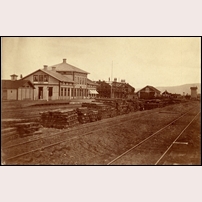 Ånge station 1879. Till höger om stationshuset är järnvägshotellet under byggnad. Bild från Järnvägsmuseet. Foto: Okänd. 