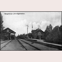 Skogstorp station med gamla stationshuset, således före 1909. Okänt vykort på bild från Järnvägsmuseet. Foto: Okänd. 