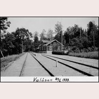Valåsen station den 24 juni 1933. En rejäl mellanplattform ligger kvar trots att persontrafiken nedlades redan 1924. Bild från Järnvägsmuseet. Foto: Okänd. 