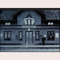 Brötjemark station okänt år före 1932 (då byggnaden brann ned). Bilden är hämtad ur Rolf von Otters trevliga film om JGJ från 1980-talet. Foto: Okänd. 