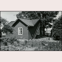 174F Märsta den 10 juli 1937. Stugan är tillbyggd samma år, det är den närmaste huskroppen som tillkommit. Bild från Järnvägsmuseet. Foto: Okänd. 