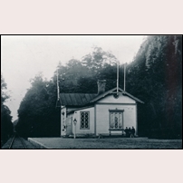 Lilleskog station okänt år. Museet uppger att huset är det ursprungliga, byggt omkring 1890. Då hade Lilleskogs station existerat i 24 år, så uppgiften om byggnadsår kan ifrågasättas. Bild från Järnvägsmuseet. Foto: Okänd. 