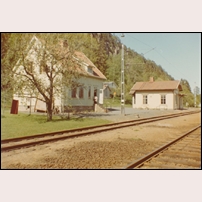 Lilleskog station 1968 - 1969. Den närmaste byggnaden är ett bostadshus för stationspersonal. Bild från Järnvägsmuseet. Foto: Okänd. 