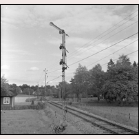 771 Grillby 1959. Det är tydligt att den trevingade semaforen är det verkliga fotoobjektet och banvaktsstugan har kommit med "på köpet". Bilden är tagen från väster in mot Grillby station.  Bild från Järnvägsmuseet. Foto: Okänd. 
