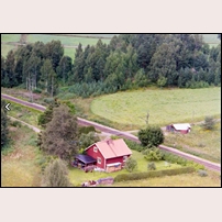 389 Gönäs 1985. Bilden tillhör Arkiv Digital (www.arkivdigital.se) och är en skanning av en provkopia (råkopia. Arkiv Digital har flera miljoner liknande bebyggelsebilder från hela Sverige. Foto: Okänd. 