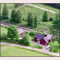 409 Myrom 1986. På åkermarken bortom järnvägen har planterats skog. Bilden tillhör Arkiv Digital (www.arkivdigital.se) och är en digitaliserad bild. Arkiv Digital har flera miljoner liknande bebyggelsebilder från hela Sverige. Foto: Okänd. 