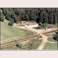 Stavnäs hållplats 1971. Bara den lilla byggnaden längst till höger hör till järnvägen. Bilden tillhör Arkiv Digital (www.arkivdigital.se) och är en skanning av en provkopia (råkopia). Arkiv Digital har flera miljoner liknande bebyggelsebilder från hela Sverige. Foto: Okänd. 