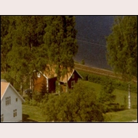 24 Bredsjö 1974, här ser man vilket fint läge stugan hade med sjön på andra sidan spåret. Bilden tillhör Arkiv Digital (www.arkivdigital.se) och är en skanning av en provkopia (råkopia). Arkiv Digital har flera miljoner liknande bebyggelsebilder från hela Sverige. Foto: Okänd. 