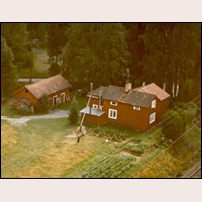 101 Finnhyttan 1974. Bilden tillhör Arkiv Digital (www.arkivdigital.se) och är en skanning av en provkopia (råkopia). Arkiv Digital har flera miljoner liknande bebyggelsebilder från hela Sverige. Foto: Okänd. 