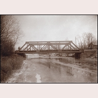 Bro över Dyltaån vid Ervalla på 1920-talet. Bild från Järnvägsmuseet. Foto: Okänd. 