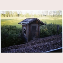 Salsta tegelbruks lastplats omkring 1992. Det är inte känt va denna lilla kur haft för funktion. Bild från Järnvägsmuseet. Foto: Martin Sjöström. 