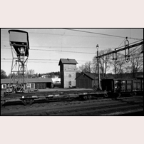 Sävsjö station den 13 maj 1982. Vattentornet låg då fortfarande mitt i järnvägens "ban- och diverseavdelning". Numera har allt vid sidan av de genomgående spåren rensats bort och tornet ligger närmast kringgärdat av nya trafikleder. Foto: Jöran Johansson. 
