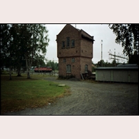 Sävsjö station 1983. Vattentornet är av den vanligaste typen Statens Järnvägar byggde. Sveriges Lokstationer anger inte cisternens volym, men sannolikt var den 40 kubikmeter. Foto: Jöran Johansson. 