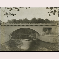 Bro över Säveån vid Lerum 1916. Den nya bron utfördes i armerad betong och spänner över såväl ån som en väg. Fotoriktning österut (motströms). Bild från Järnvägsmuseet. Foto: Okänd. 
