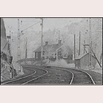 117-118 Stålebo på 1940-talet. Bilden är ett ganska kraftigt förstorat utsnitt av en bild i Järnvägsmuseet som visar gångbron över järnvägen vid Stålebo. Fotoriktning mot söder. Foto: Okänd. 