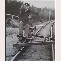 Banvakten Rudolf Johansson från Karkashult banvaktsstuga inspekterar linjen på sin spakdressin. Bilden hämtad från Facebook och kommer ursprungligen från boken Revesjö under 700 år. Foto: Oknd. 