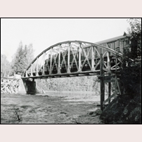 Bro över Voxnan mellan Runemo och Söräng 1961. Bilden visar den gamla bron från 1898 som nu skall bytas mot en ny och kraftigare. Bild från Järnvägsmuseet. Foto: Okänd. 
