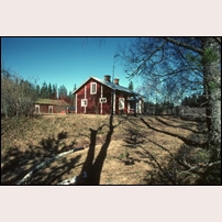 Åshedens banvaktsstuga den 4 april 1989. Här ser man den gamla banvallen tydligt. Foto: Peter Berggren. 
