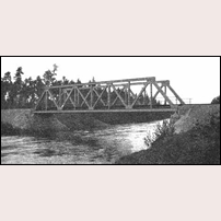 Bro över Vemån, bilden är tagen någon gång mellan 1921 och 1931 och kommer ur den teknisk-ekonomiska beskrivningen för bandelen. Det verkar tyvärr vara den enda tillgängliga bilden av bron. Foto: Okänd. 