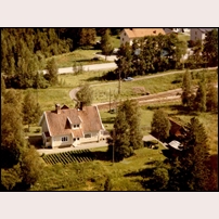 Fåker bostadshus 9 1974 - 1975. Bilden tillhör Arkiv Digital (www.arkivdigital.se) och är en skanning av en provkopia (råkopia). Arkiv Digital har flera miljoner liknande bebyggelsebilder från hela Sverige. Foto: Okänd. 