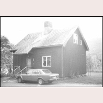531B Björkliden 1988. Bild från Norrbottens Museum, där den ingår i "inventering av SJ:s byggnader efter malmbanan i Kiruna kommun". Foto: Lars-Gunnar Boman. 
