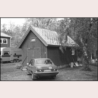 531B Björkliden 1988. Bild från Norrbottens Museum, där den ingår i "inventering av SJ:s byggnader efter malmbanan i Kiruna kommun". Foto: Lars-Gunnar Boman. 