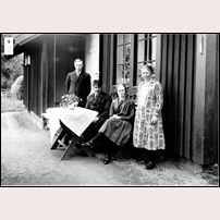 575 Björkbäcken okänt år. På bilden (från Jamtli) ses banvakten Fredrik August Larsson, hans hustru Hilma, dottern Rut och sonen Sven. Den är tagen vid samma tillfälle som den föregående, gissningsvis 1935. Foto: Olle Olsson, Ånn. 
