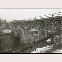 Bro över Norsälven vid Edsvalla på 1930-eller 1940-talet, en udda konstruktion efter att bron byggts om på 1910-talet. Fotoriktning norrut. Bild från Järnvägsmuseet. Foto: Oscar Åhlin. 