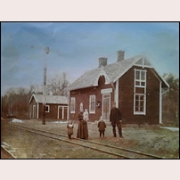 Hassle-Säby hållplats med all sannolikhet 1910. Stationsförmannen Amandus Svensson poserar med sin familj. Bilden är hämtad från Facebookgruppen Banvaktsstugor. Foto: Okänd. 