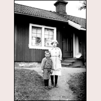 578 Harrån omkring 1925 med "Ernst Gundersson och hans syster". Bild från Jamtlis bildarkiv. Foto: Olle Olsson, Ånn. 