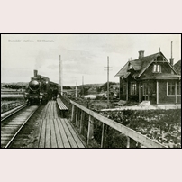 Budskär hållplats på 1910-talet, troligen 1916. Loket är Säröbanans nr 5 (första typen). Till höger ligger banvaktsstugan som inrymde biljettexpedition och - får man förmoda - även väntutrymme. Okänt vykort på bild från Järnvägsmuseet. Foto: Okänd. 