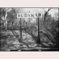 Budskär hållplats okänt år. Den enkla hållplatsen förärades en vacker fristående namnskylt i gjutjärn. Platsen är det nya läget från 1926. Bild från Järnvägsmuseet. Foto: Okänd. 
