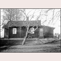 Norsholms gård, här hus 9 C men otvivelaktigt från början en banvaktsstuga. Bilden uppges vara tagen på 1950-talet, i vart fall efter 1932 (kontaktledningen i bakgrunden tillkom då). Bilden kommer från Kimstads hembygdsgård och har förmedlats av Tommy Tyrberg. Foto: Okänd. 