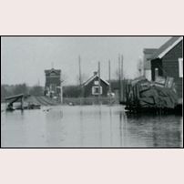 Banvaktsstugan NÖJ 3 Kvismare kanal på denna kraftigt uppförstorade och beskurna bild, som är tagen vid den stora översvämningen runt Kvismarens station i april 1924. Bild från Järnvägsmuseet.  Foto: Samuel Lindskog. 