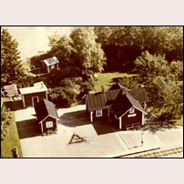 Löparehem hållplats 1958. Bilden tillhör Arkiv Digital och är en skanning av en provkopia (råkopia). Arkiv Digital har flera miljoner liknande bebyggelsebilder från hela Sverige. Foto: Okänd. 