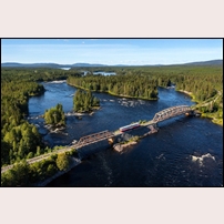 Broarna över Vindelälven mellan Blattnicksele och Sandsele, södra bron närmast. Bilden är tagen i augusti 2023. Foto: Per Lundström. 