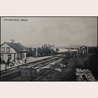Skästra station i början av 1900-talet, fotoriktning söderut. Okänt vykort. Foto: Okänd. 